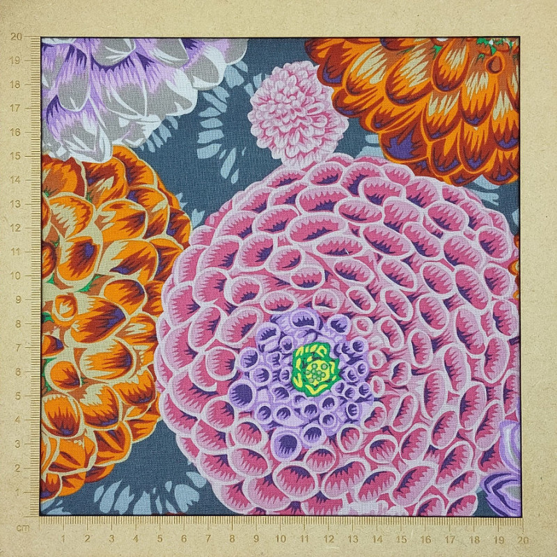 Tissu Kaffe Fassett collective à motifs de chrysanthèmes oranges, mauves et roses sur fond gris