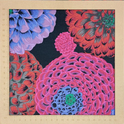Tissu Kaffe Fassett collective à motifs de chrysanthèmes rouges, fuchsia, bleus et mauves sur fond noir