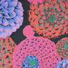 Tissu Kaffe Fassett collective à motifs de chrysanthèmes rouges, fuchsia, bleus et mauves sur fond noir