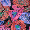 Tissu Kaffe Fassett collective à motifs de chrysanthèmes rouges, fuchsia, bleus et mauves sur fond noir