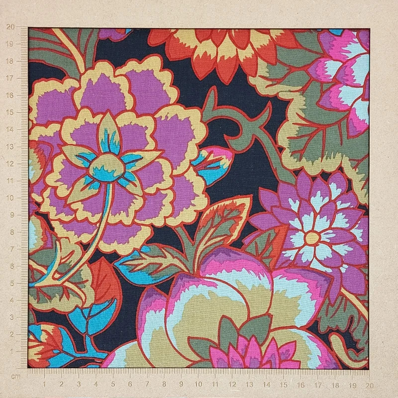 Tissu Kaffe Fassett noir à grande fleurs Cloisonne Tissu Kaffe Fassett noir à grande fleurs Cloisonne