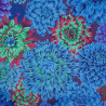 Tissu Kaffe Fassett chrysanthèmes bleues vertes rouges sur fond violet