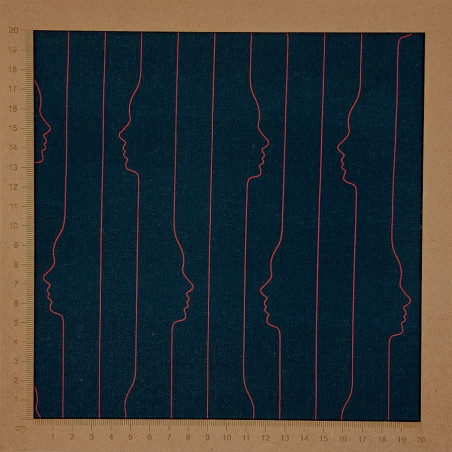 Popeline de viscose bleu foncé avec lignes de visages rouges