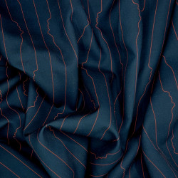 Popeline de viscose bleu foncé avec lignes de visages rouges